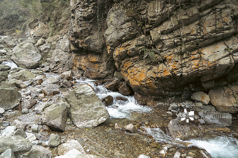 蟠龙谷 景区 未开发 野外 瀑布 40米瀑布 碎石路 攀岩 原始森林图片素材