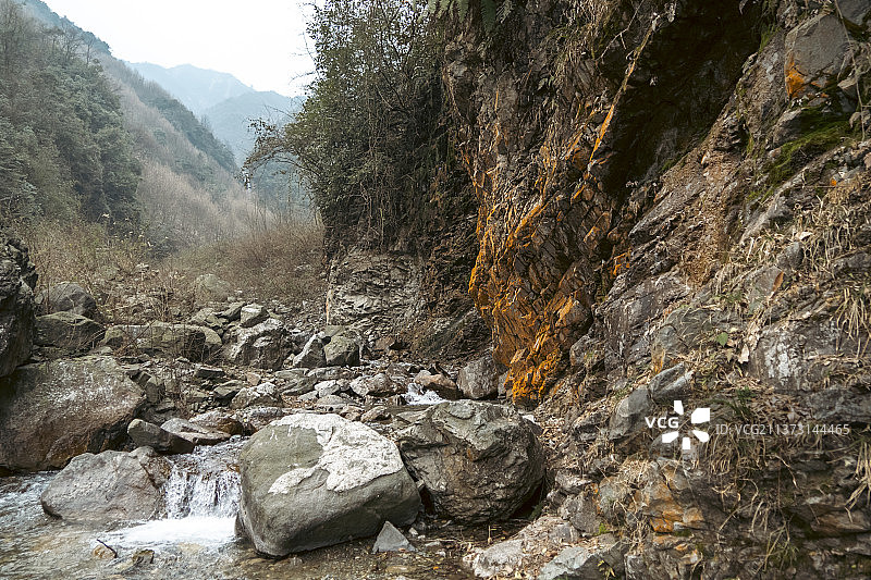 蟠龙谷 景区 未开发 野外 瀑布 40米瀑布 碎石路 攀岩 原始森林图片素材