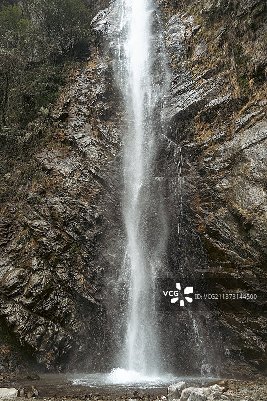 蟠龙谷 景区 未开发 野外 瀑布 40米瀑布 碎石路 攀岩 原始森林图片素材