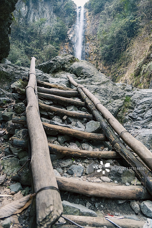 蟠龙谷 景区 未开发 野外 瀑布 40米瀑布 碎石路 攀岩 原始森林图片素材