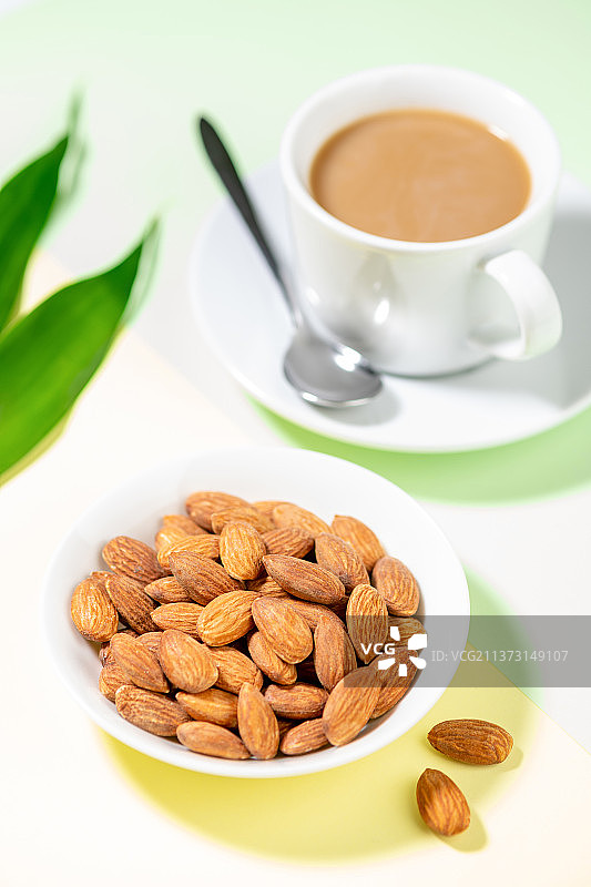 坚果大杏仁特写黄绿色莫兰迪色系背景图片素材