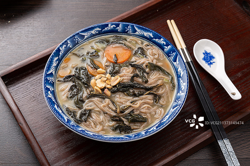 装在碗里的山野菜高粱面条图片素材