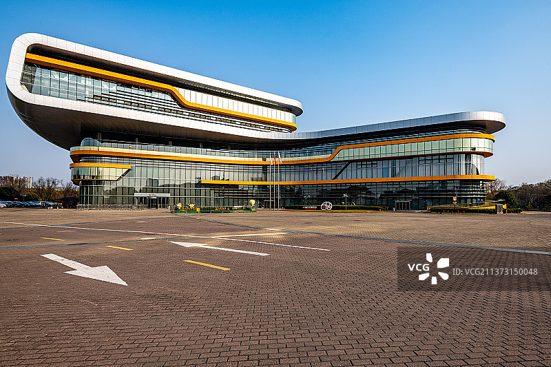 早春的上海嘉定汽车博览公园清江湖.上海汽车博物馆上海汽车会展中心建筑风光图片素材