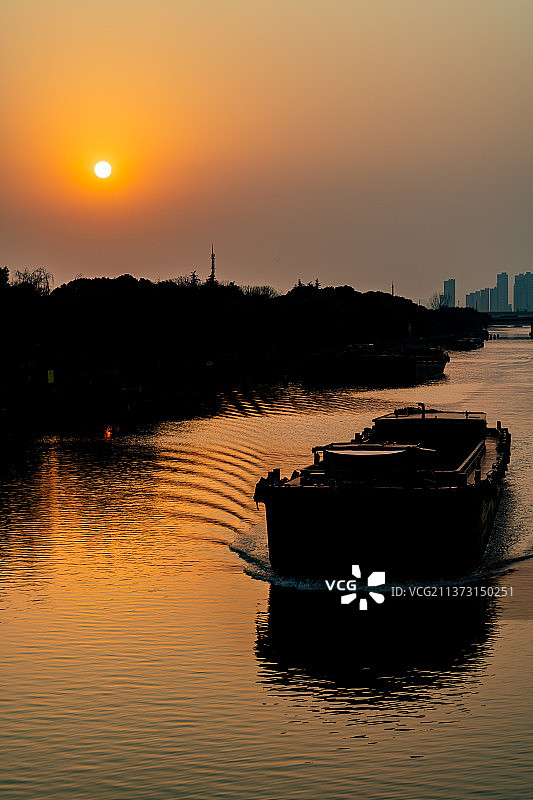 早春的上海嘉定安亭苏州河吴淞江黄昏日落景观.上海汽车博览公园吴淞揽胜图片素材