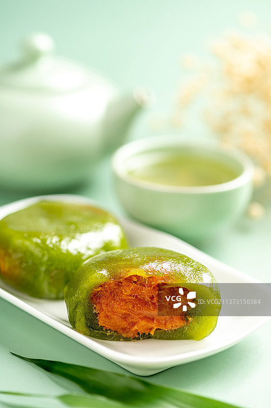 清明节美食青团特写绿色背景图片素材