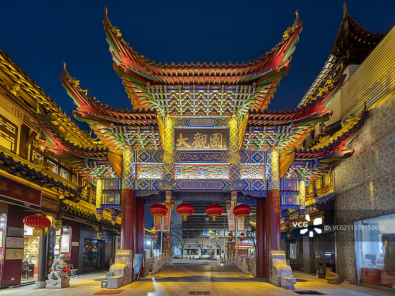 中国山东济南大观园牌楼夜景图片素材