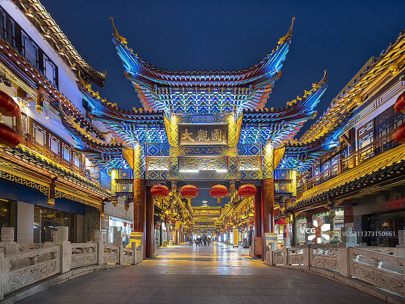 中国山东济南大观园牌楼夜景图片素材