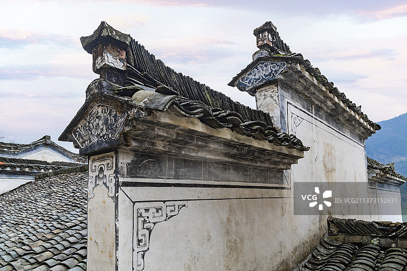 江西婺源篁岭的老式房屋飞檐图片素材