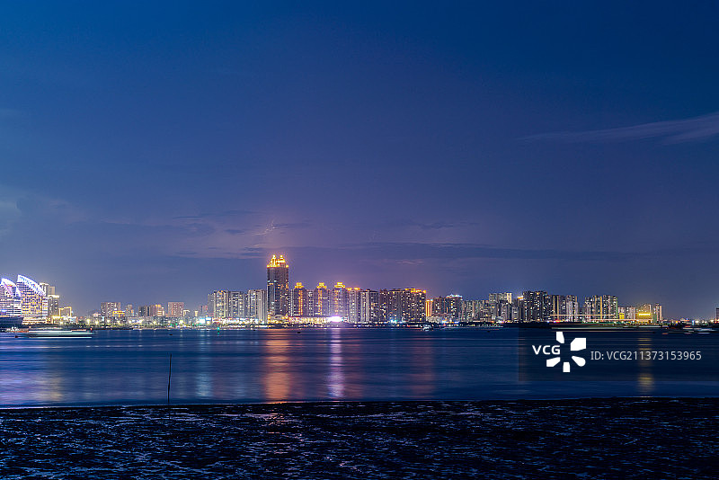 远眺夜幕下的湛江+广东省湛江市赤坎区图片素材