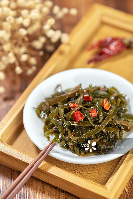 一盘海带丝摆放在木桌面上图片素材