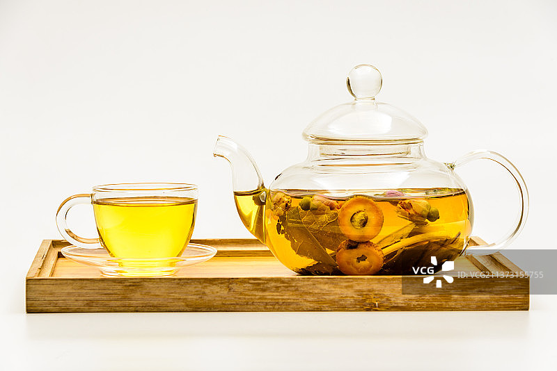 白色背景上的花草茶特写镜头图片素材