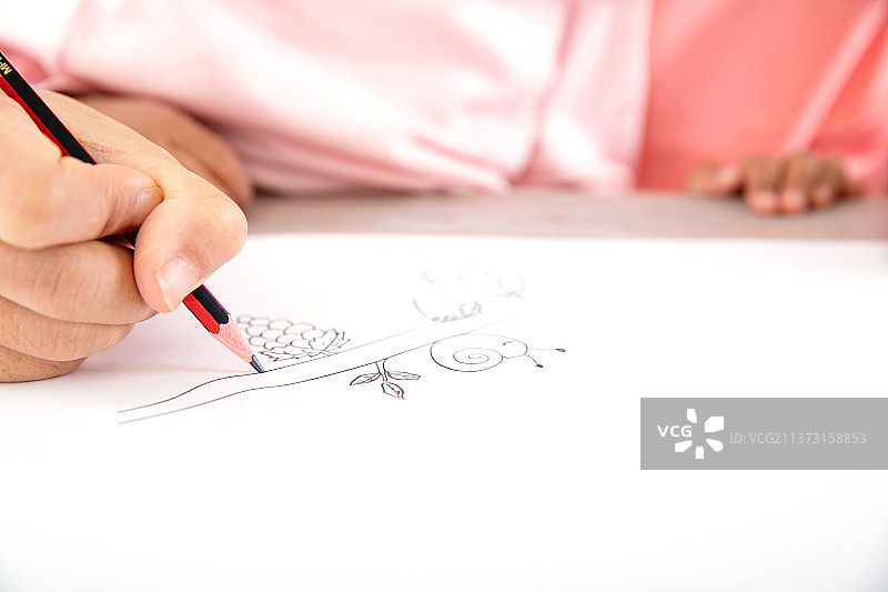 手握铅笔画简笔画特写图片素材