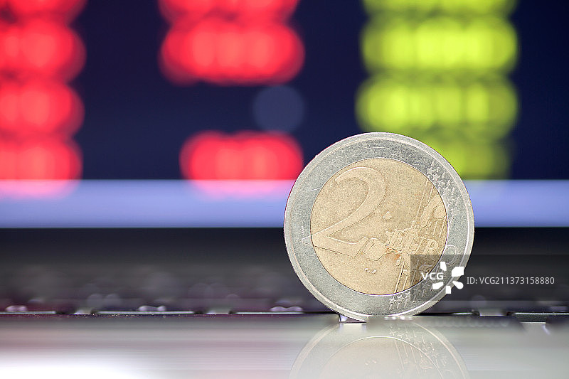 电脑键盘上欧元硬币图片素材