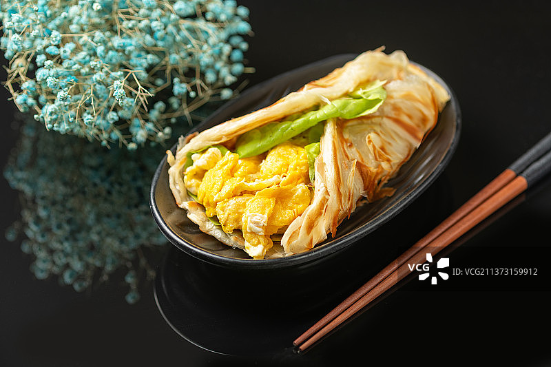 大饼鸡蛋豆浆特写黑色背景图片素材