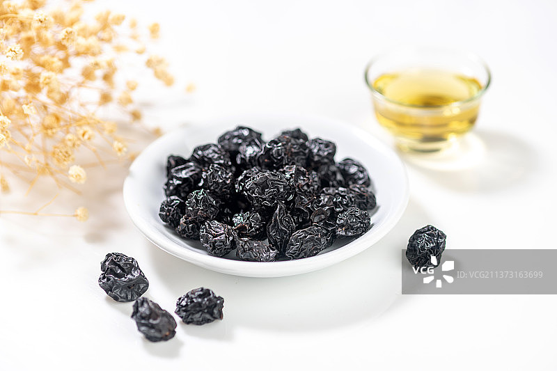 乌梅特写白色背景图片素材