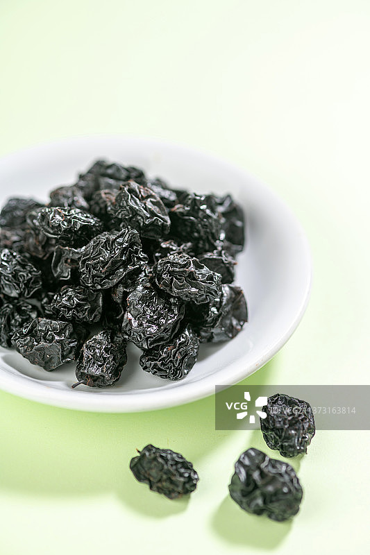 乌梅特写绿色背景图片素材