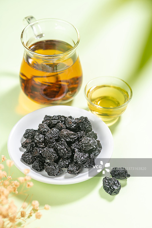 乌梅特写绿色背景图片素材