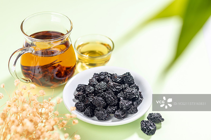 乌梅特写绿色背景图片素材