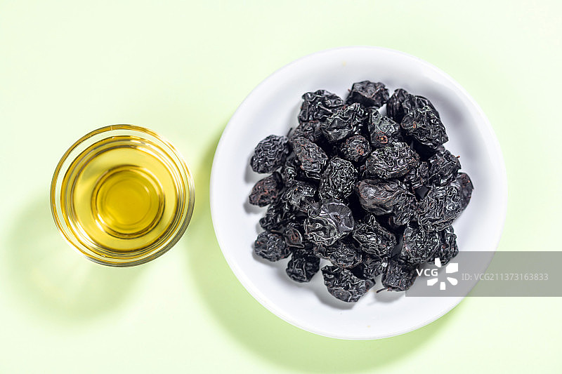 乌梅特写绿色背景图片素材