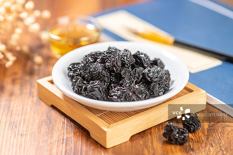 乌梅特写木桌面背景图片素材