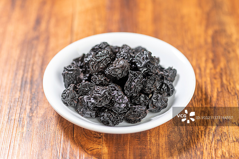 乌梅特写木桌面背景图片素材