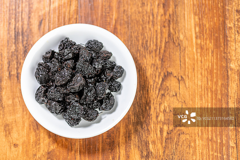 乌梅特写木桌面背景图片素材