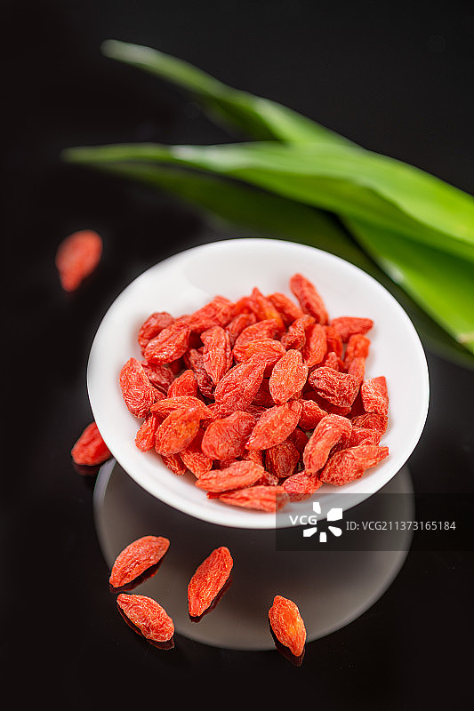 枸杞特写黑色背景图片素材