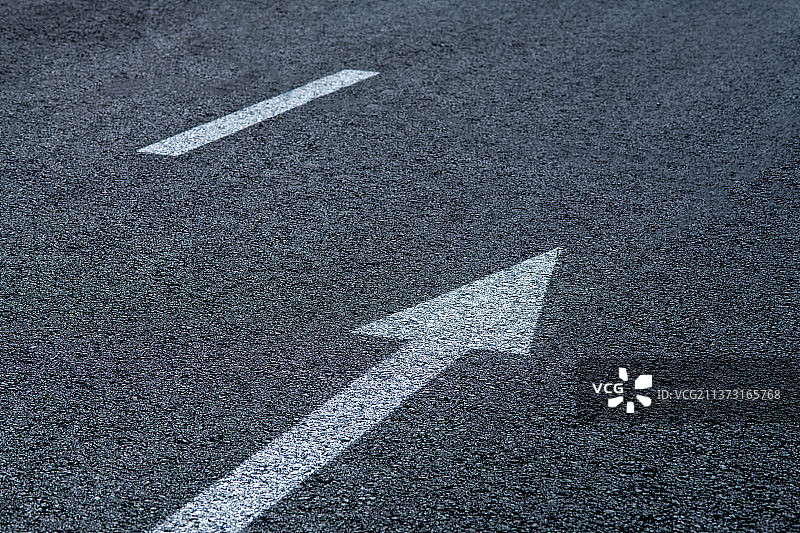 交通标线直行箭头特写图片素材