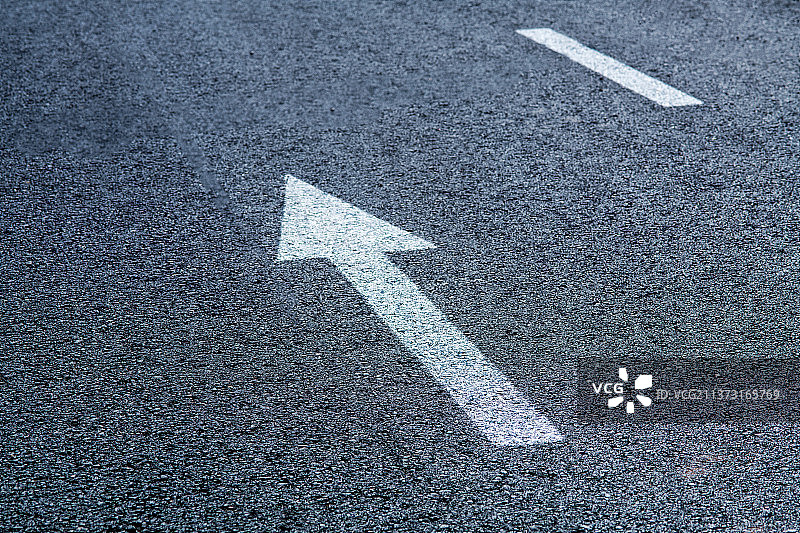 交通标线直行箭头特写图片素材