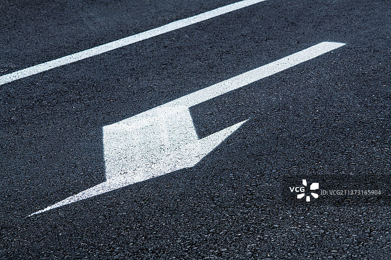 交通标线左转箭头特写图片素材