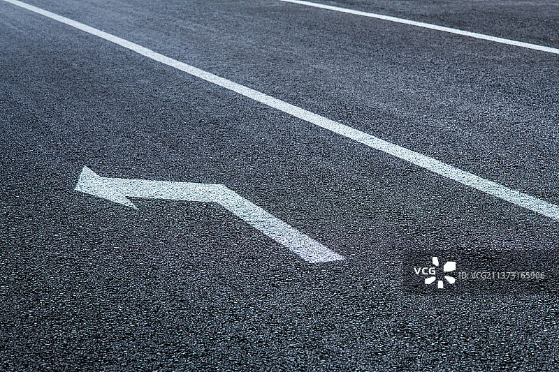 交通标线左转箭头特写图片素材