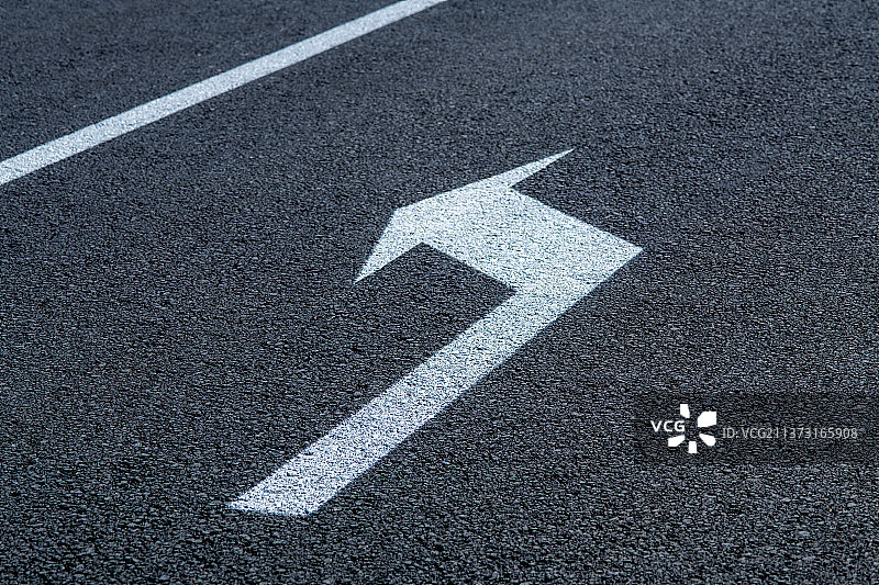 交通标线左转箭头特写图片素材