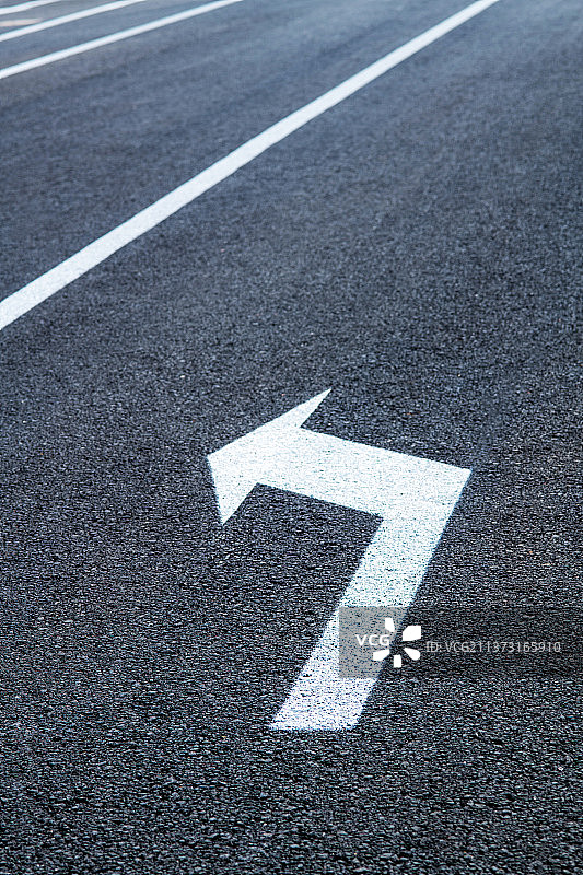 交通标线左转箭头特写图片素材