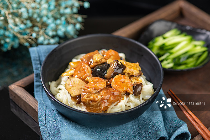 一碗三鲜打卤面摆放在黑色背景上特写图片素材