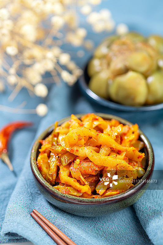 榨菜丝特写白色背景图片素材