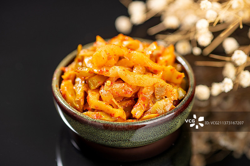 榨菜丝特写黑色背景图片素材