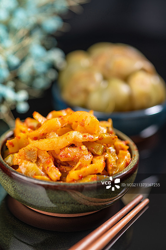 榨菜丝特写黑色背景图片素材