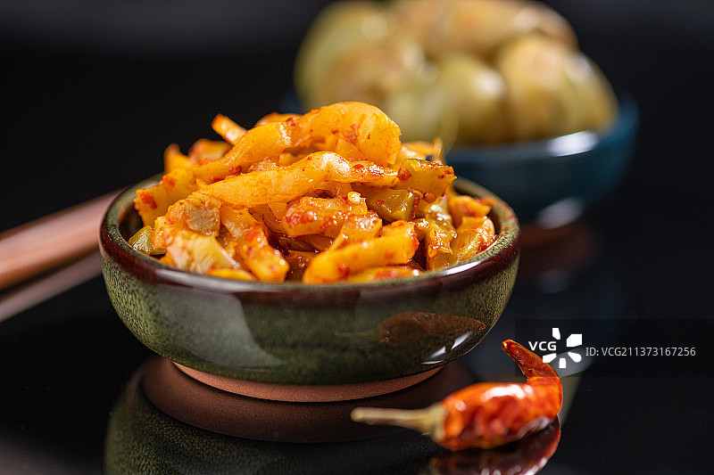 榨菜丝特写黑色背景图片素材