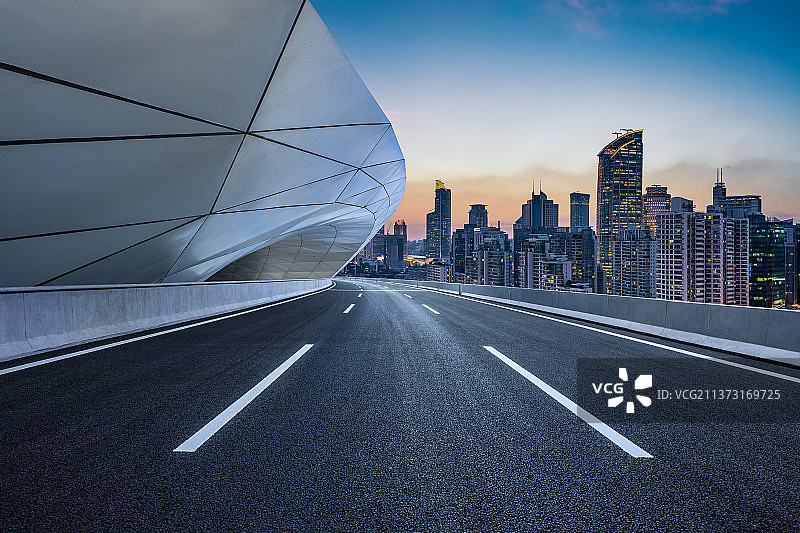 沥青道路和城市天际线在上海图片素材