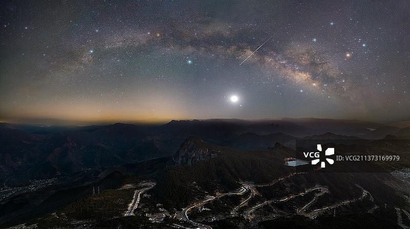 杭州太子尖的春日拱桥图片素材