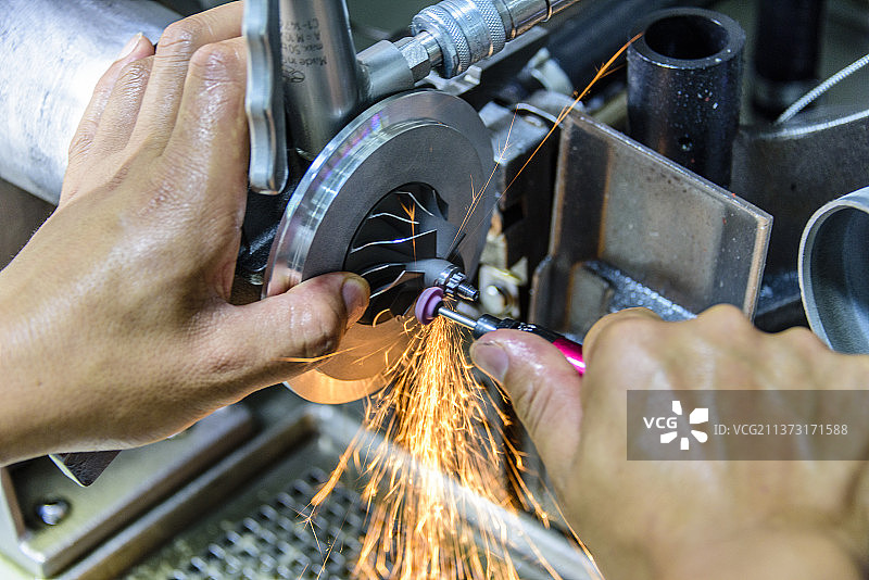 在机器上打磨叶轮的工作镜头图片素材