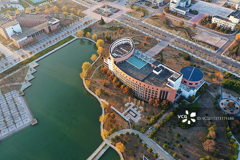 暮光下的宿迁学院+江苏省宿迁市宿城区宿迁学院图片素材
