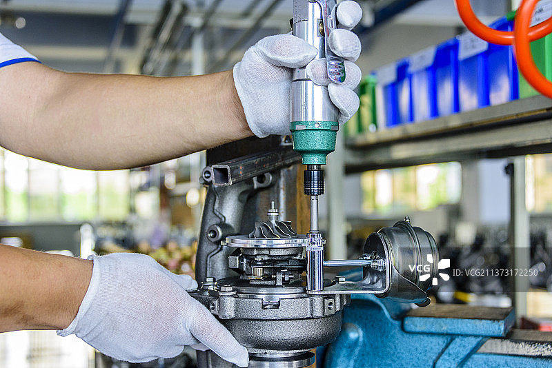 加工涡轮配件的劳动镜头图片素材