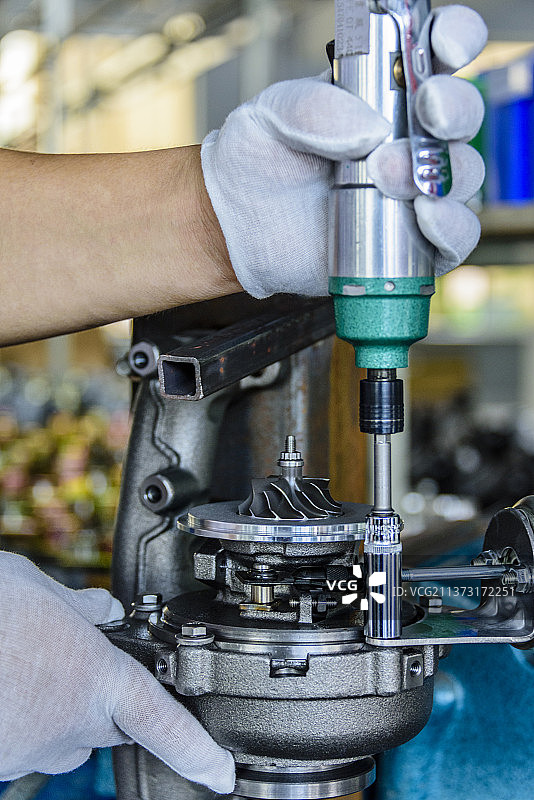 加工涡轮配件的劳动镜头图片素材
