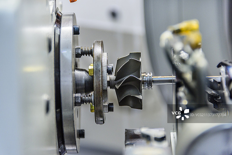 机器加工叶轮配件的镜头图片素材