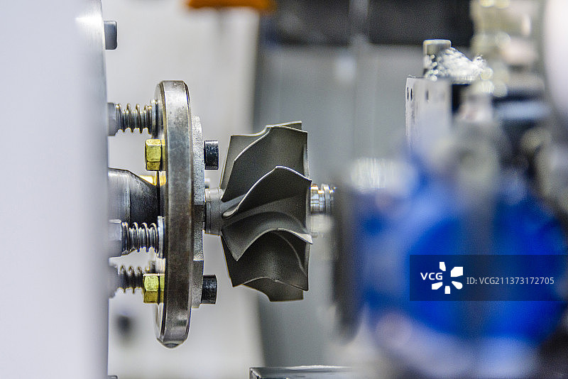 机器加工叶轮配件的镜头图片素材