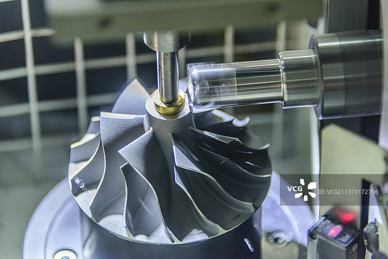 机器加工叶轮配件的镜头图片素材