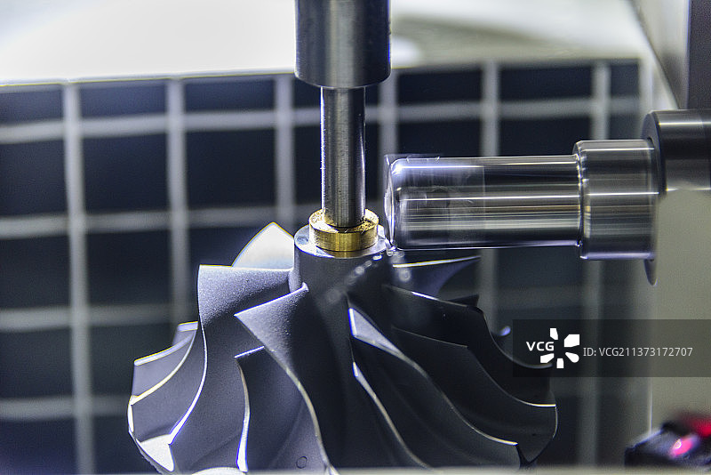 机器加工叶轮配件的镜头图片素材