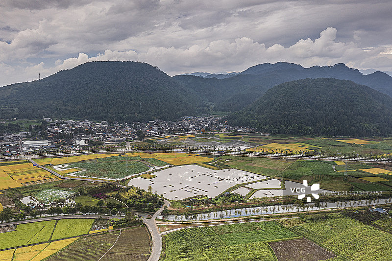 航拍和顺古镇山景创意油菜花图图片素材