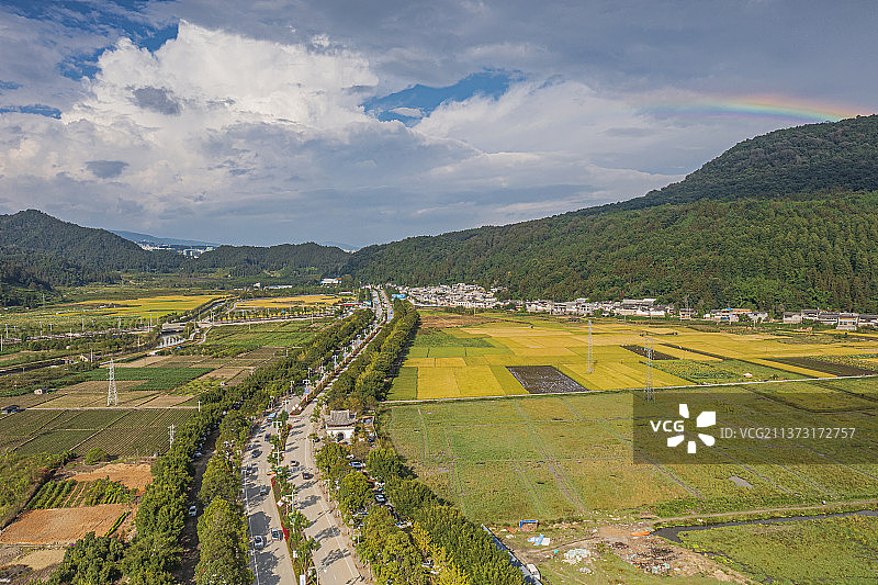 航拍和顺古镇山景创意彩虹油菜花图图片素材